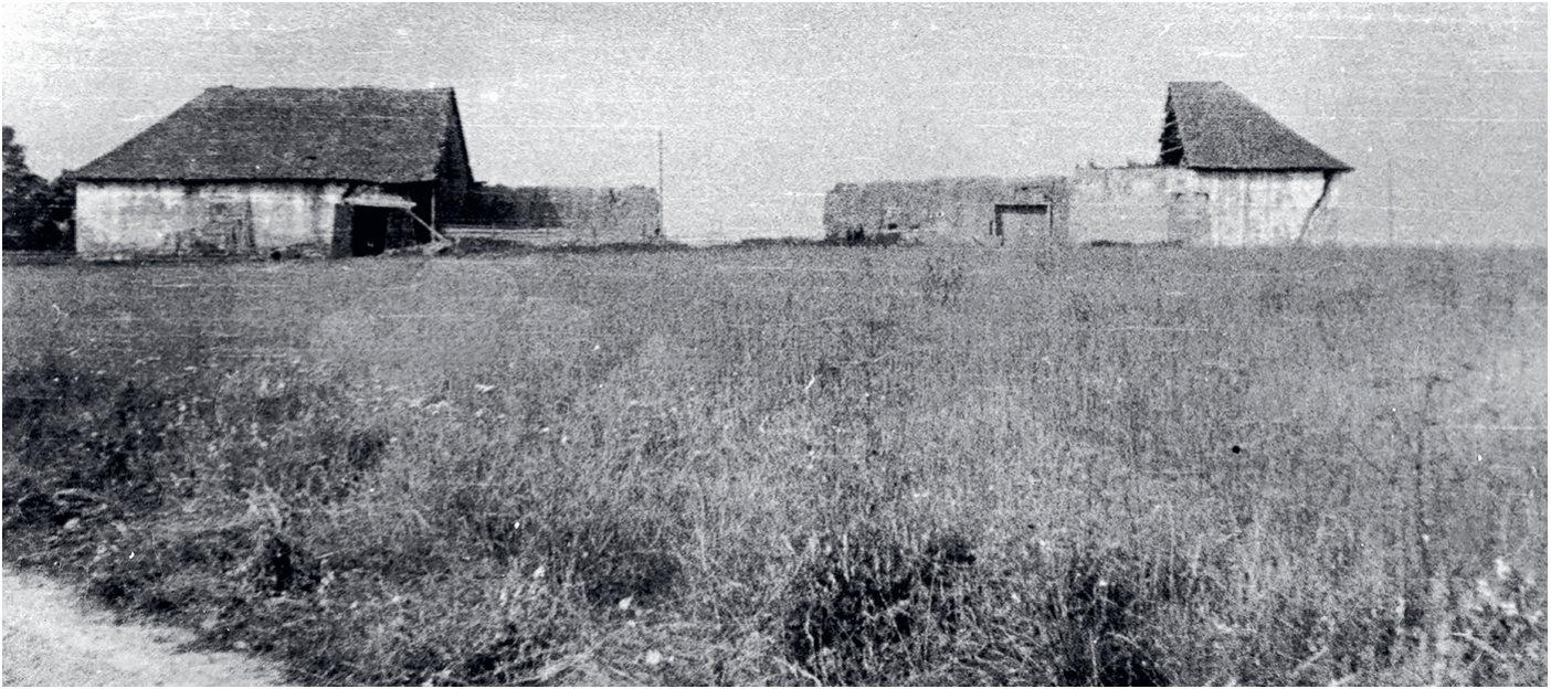 Vētras muižas saimniecības ēka, kur (domājams, ka pretējos galos) ligzdoja plīvurpūce un mājas apogs, 28.06.1948. U. Rozes foto (no R. Matroža arhīva).