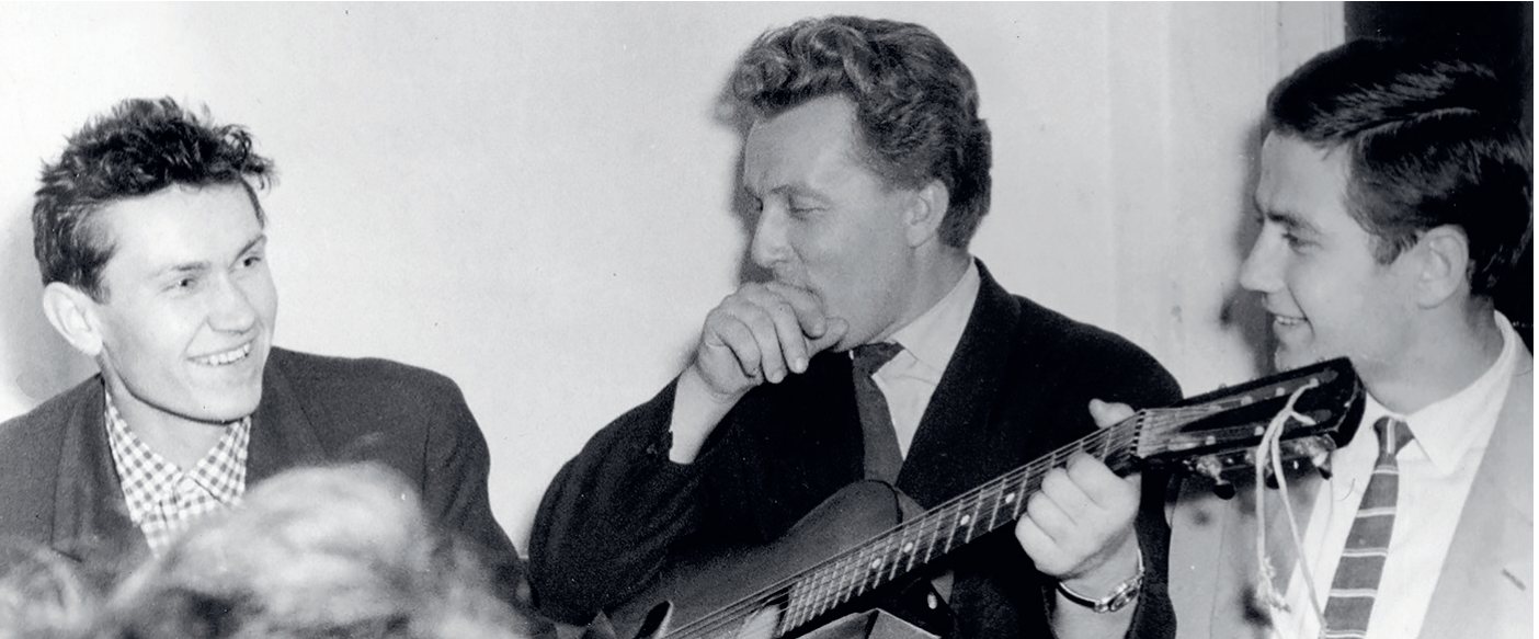 Ornitologi atpūtas brīdī. No kreisās: krievu ornitologs Viktors Doļņiks (Виктор Дольник, 1937–2013), Ģirts Kasparsons (1933–2015) un Pēteris Blūms. Seminārs par putnu migrācijas izpēti un gredzenošanu