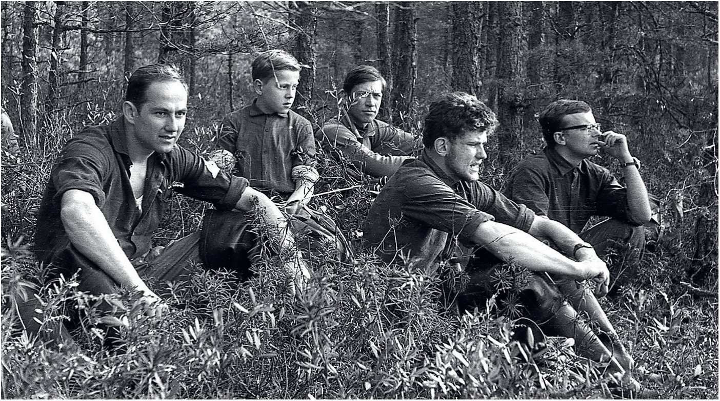 Putnu pētnieki un interesenti atpūtas brīdī pie Cenas tīreļa “Lielās peļķes”, 11.05.1969. No kreisās: P. Blūms, Jānis Priednieks (1956), V. Bogdanovičs, Juris Rūte un Jānis Baumanis. (Foto: Juris Lips