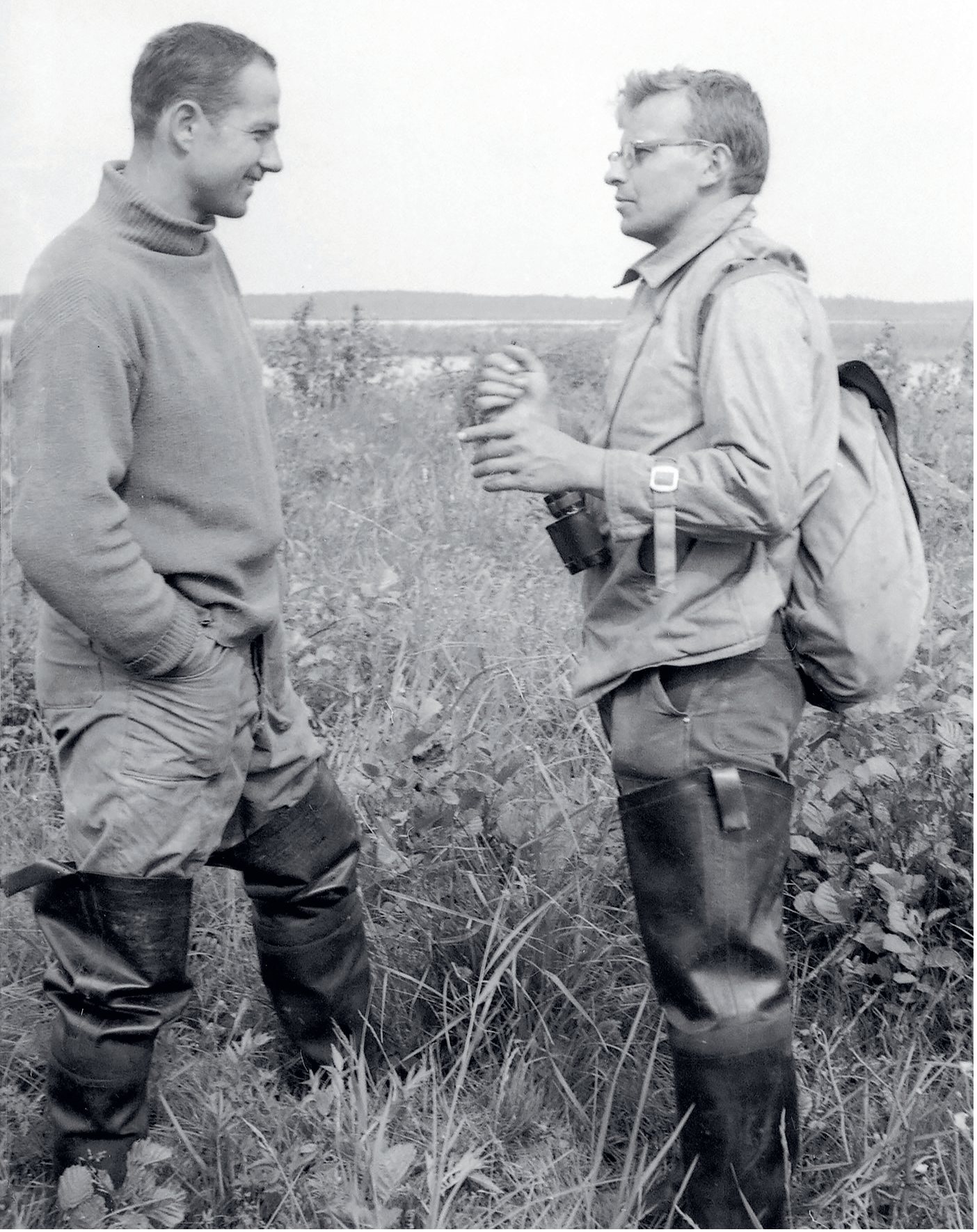 Draugi – lauča pētnieki Pēteris Blūms un Jānis Baumanis uz saliņas Kaņiera ezerā, ap 1969. gadu. Foto autors nezināms.